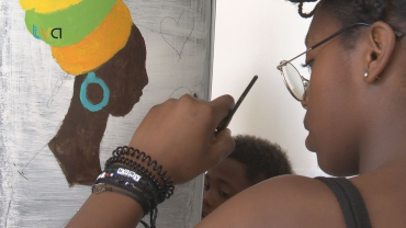 Crianças e Jovens Criam Obras de Arte em Papeleiras para Cabo Verde